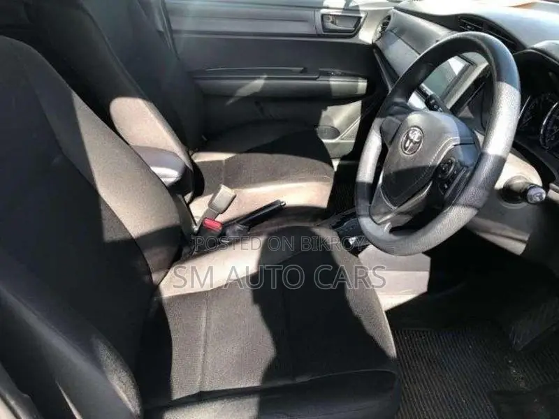 Toyota Axio Hybrid EX Silver 2020