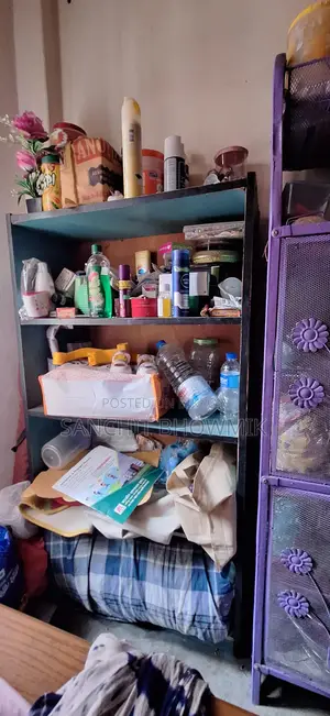 এক‌টি পুরাতন বুক শেলফ বি‌ক্রি কর‌তে চাই