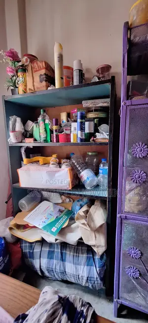 এক‌টি পুরাতন বুক শেলফ বি‌ক্রি কর‌তে চাই