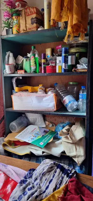 এক‌টি পুরাতন বুক শেলফ বি‌ক্রি কর‌তে চাই