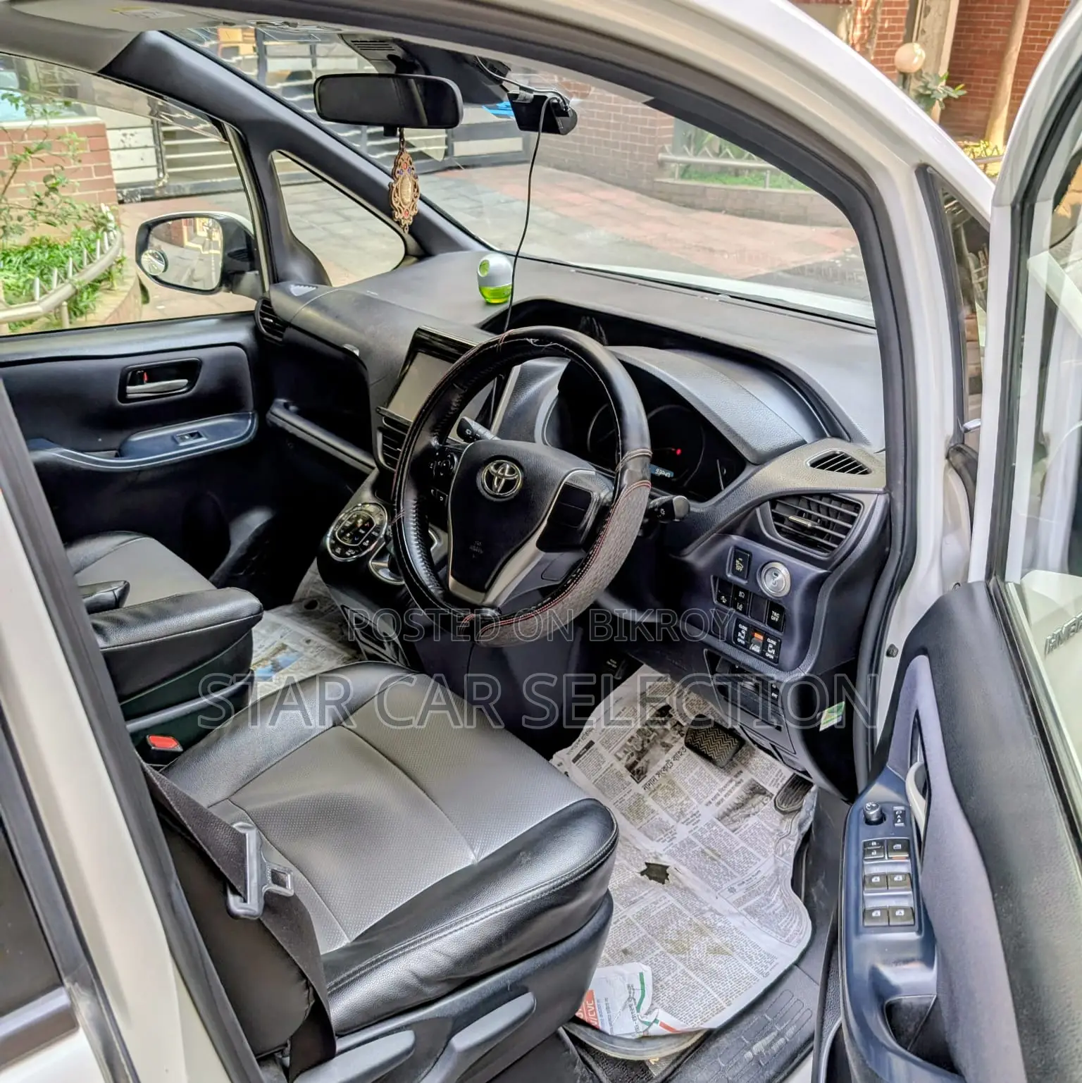 Toyota Noah WXB-HYBRID 2016