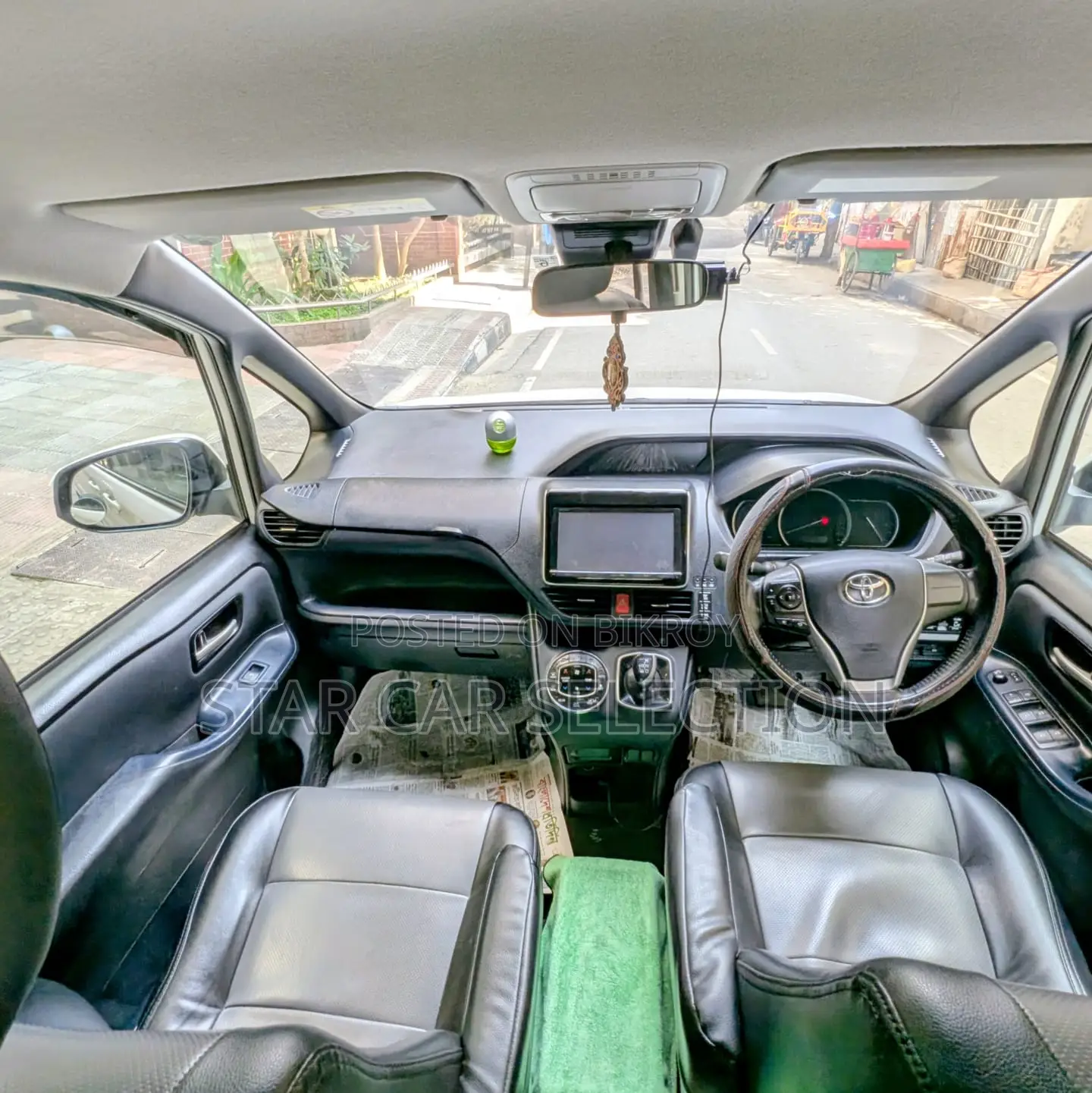 Toyota Noah WXB-HYBRID 2016