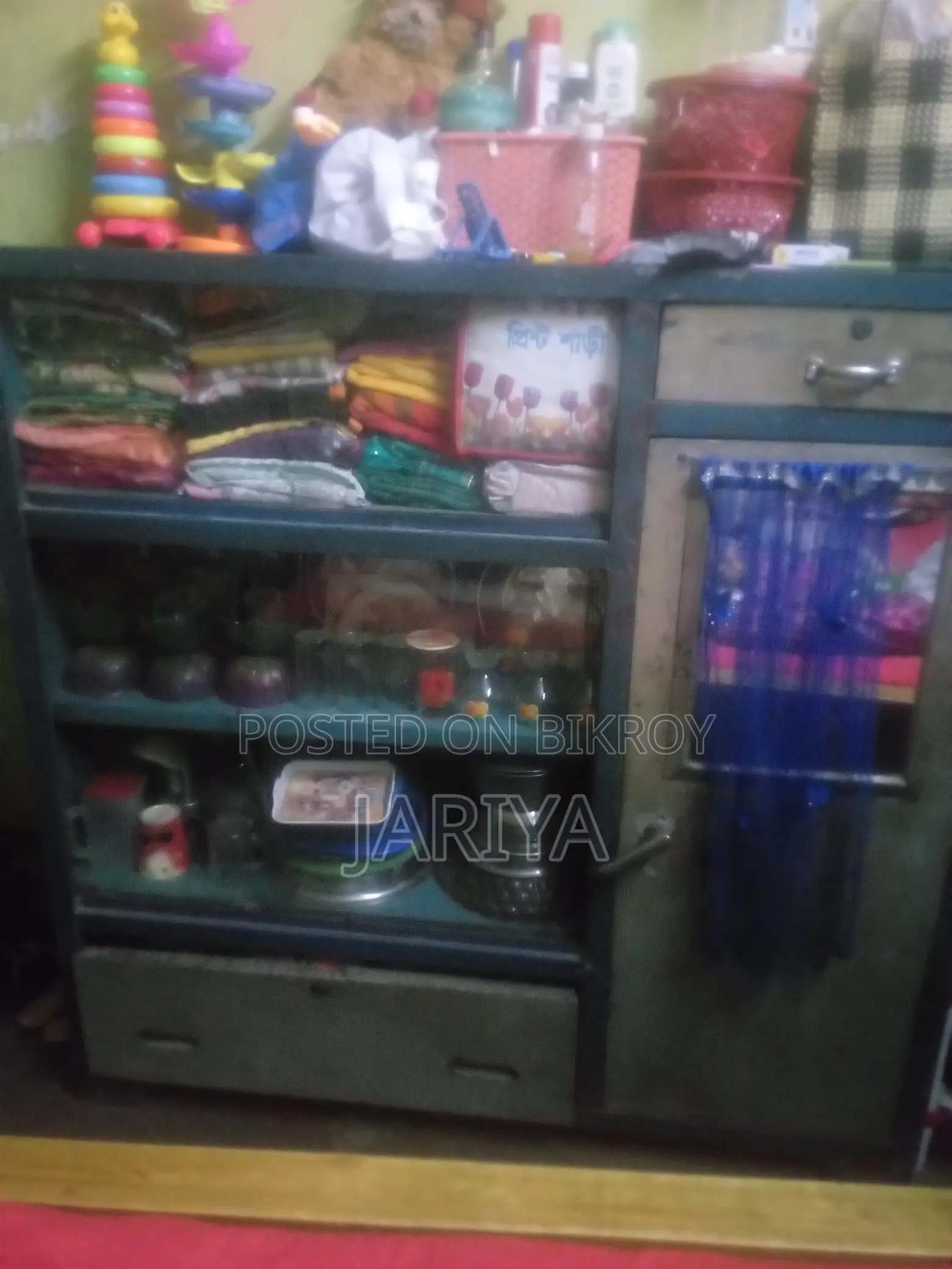 একটি স্টিল শোকেস বিক্রি হবে