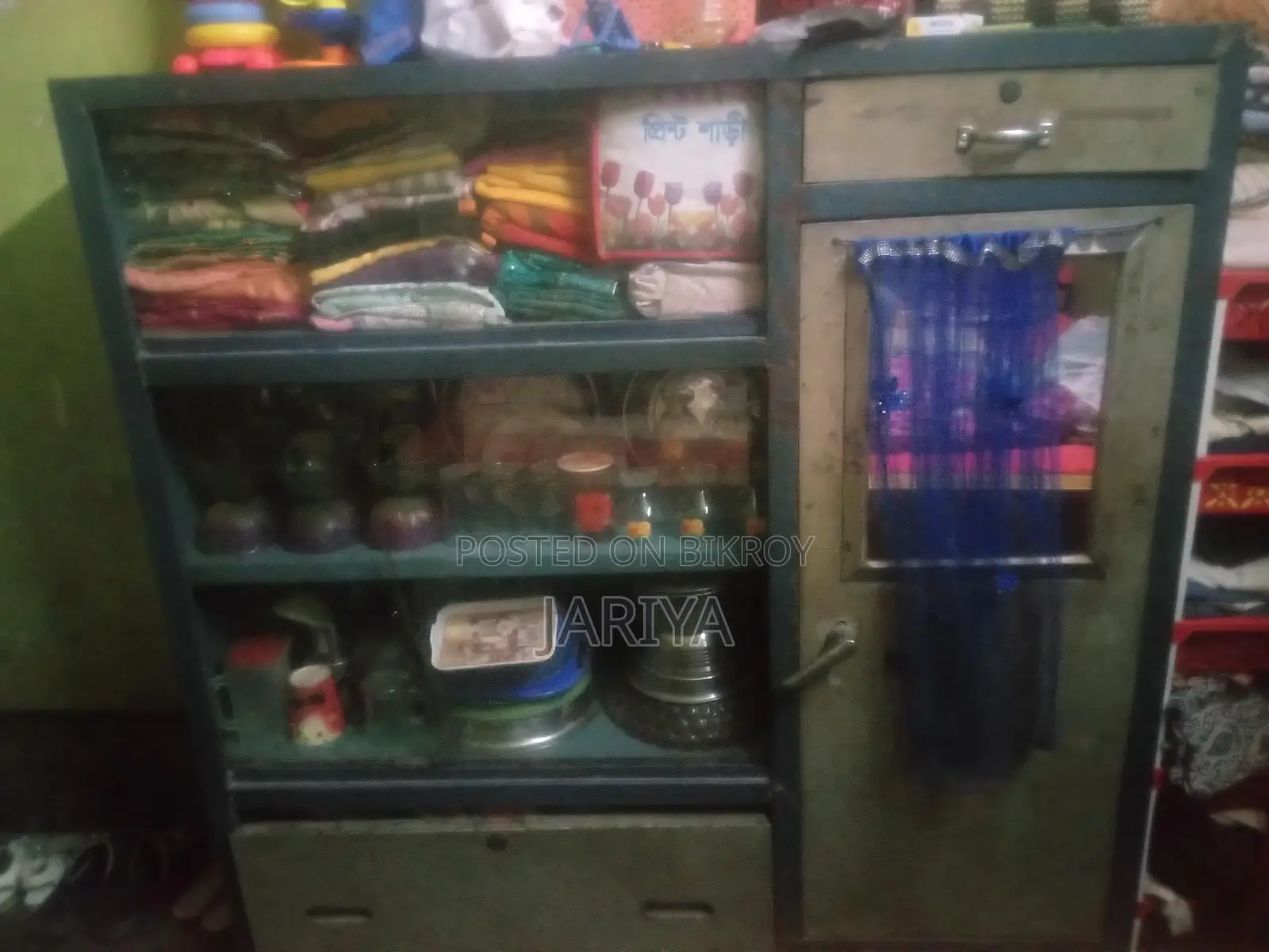একটি স্টিল শোকেস বিক্রি হবে
