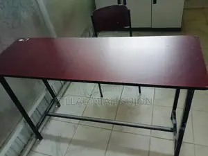 স্কুল অথবা কলেজের পড়ার টেবিল