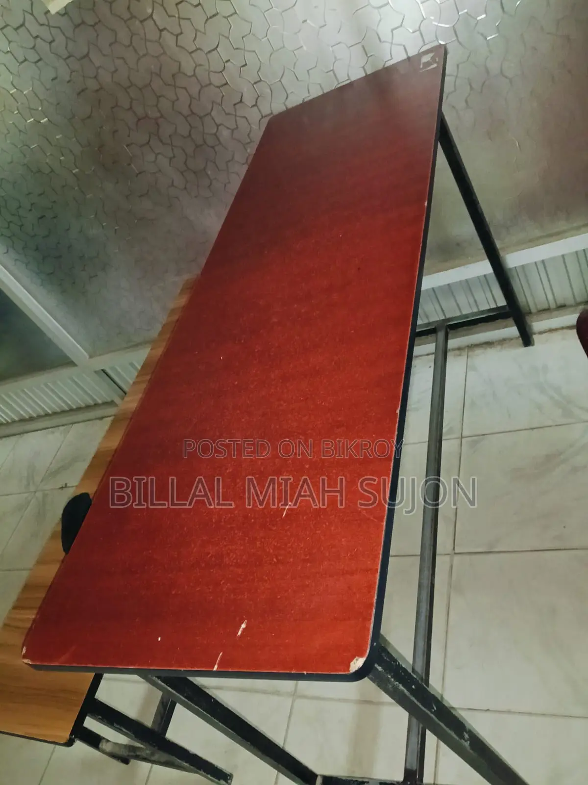 স্কুল অথবা কলেজের পড়ার টেবিল