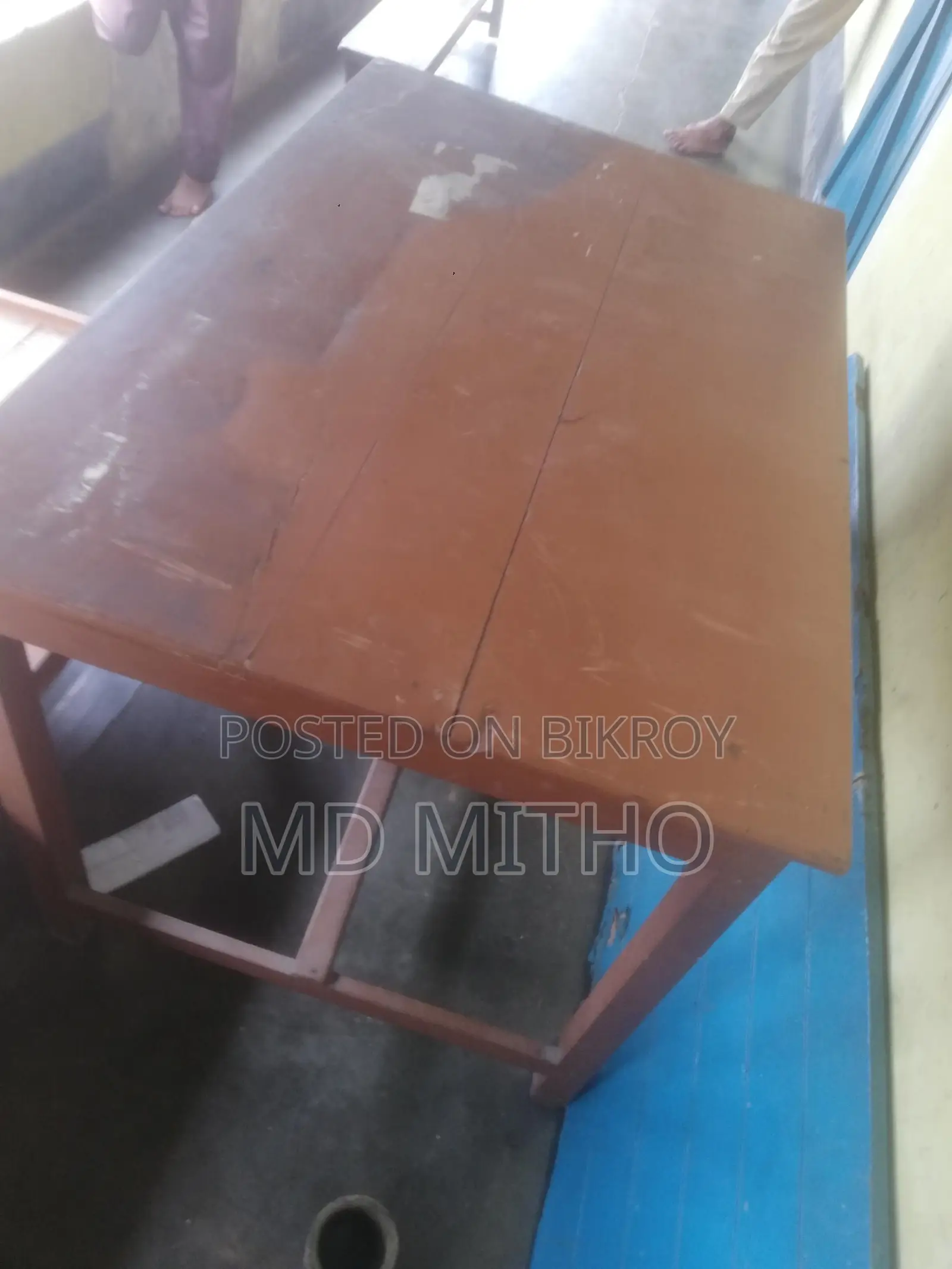 দুইটা চৌকি একটা টেবিল গর্জিয়াস টেবিল।
