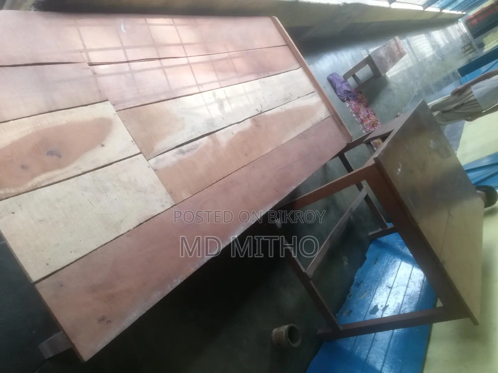 দুইটা চৌকি একটা টেবিল গর্জিয়াস টেবিল।