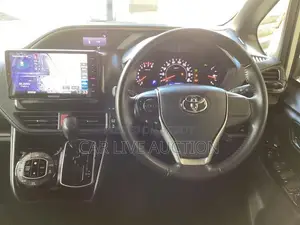 Toyota Voxy hybrid 2021