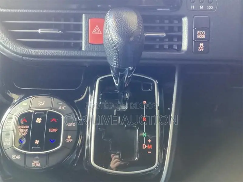 Toyota Voxy hybrid 2021