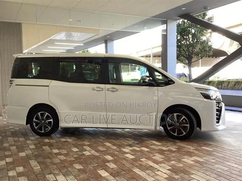 Toyota Voxy hybrid 2021