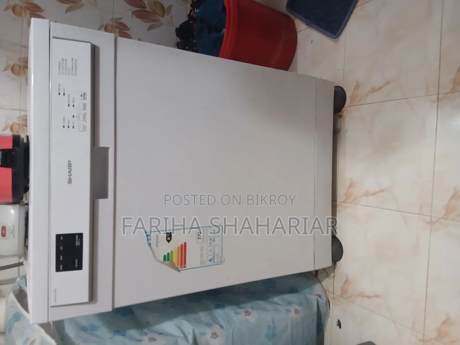 Dishwasher looks brand new.