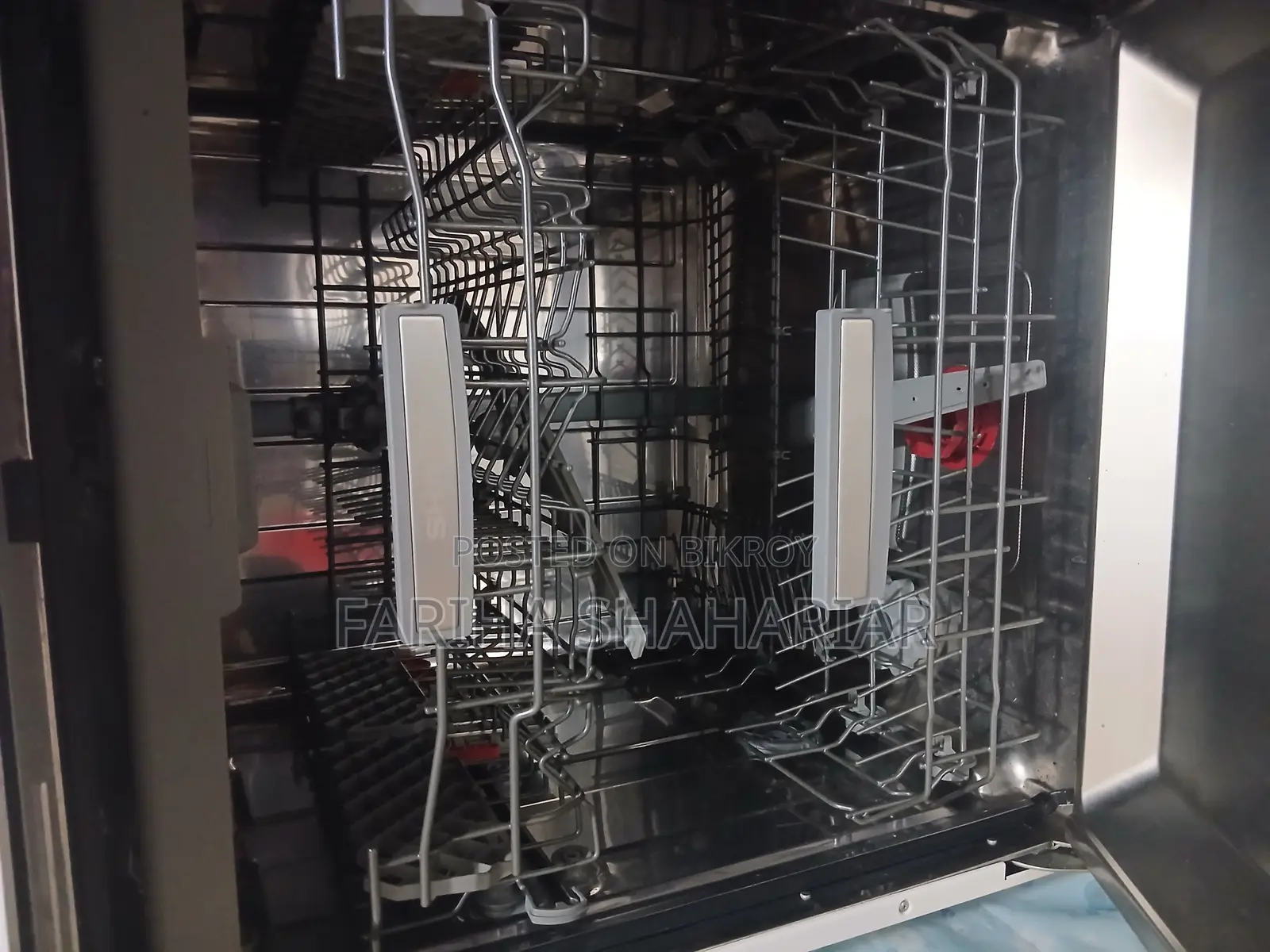 Dishwasher looks brand new.