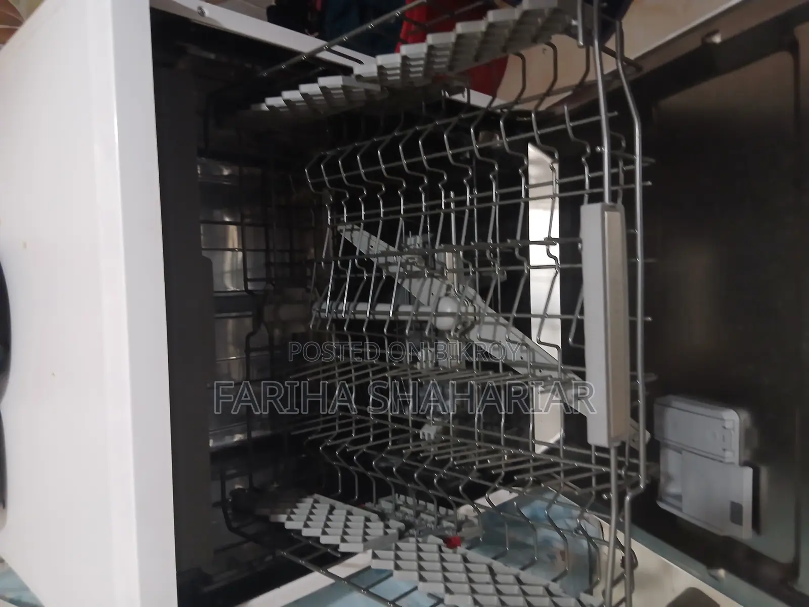 Dishwasher looks brand new.