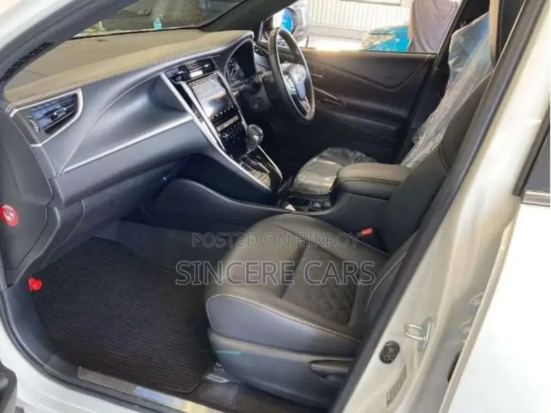 Toyota Harrier premium Sunroof 2020