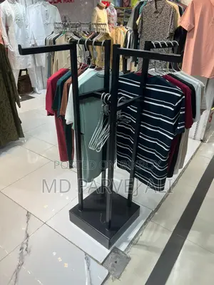 শোরুমের ডিসপ্লে হ্যাঙ্গার