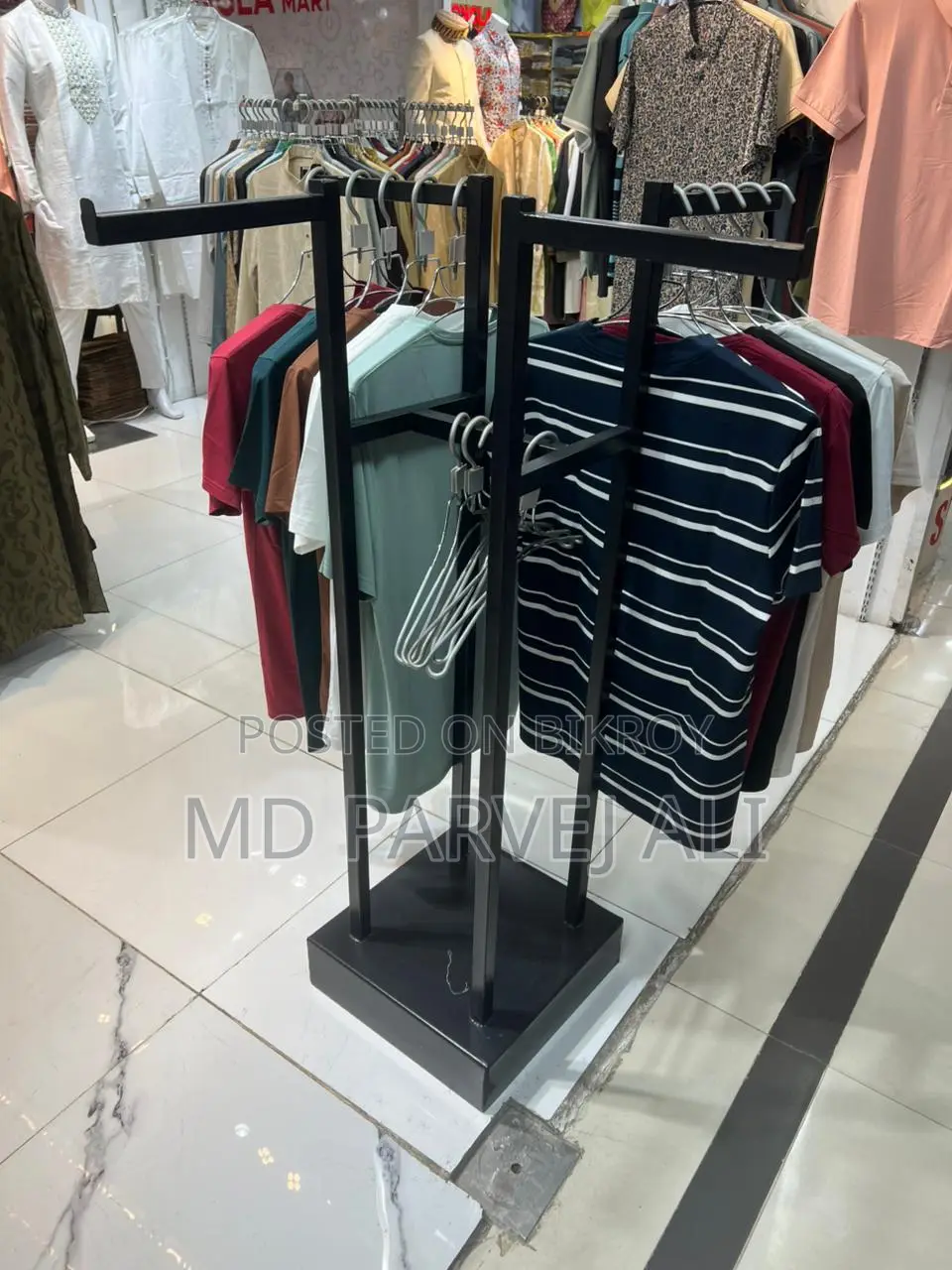 শোরুমের ডিসপ্লে হ্যাঙ্গার