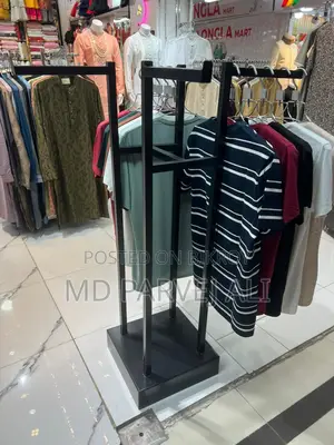 শোরুমের ডিসপ্লে হ্যাঙ্গার