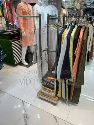 শোরুমের ডিসপ্লে হ্যাঙ্গার