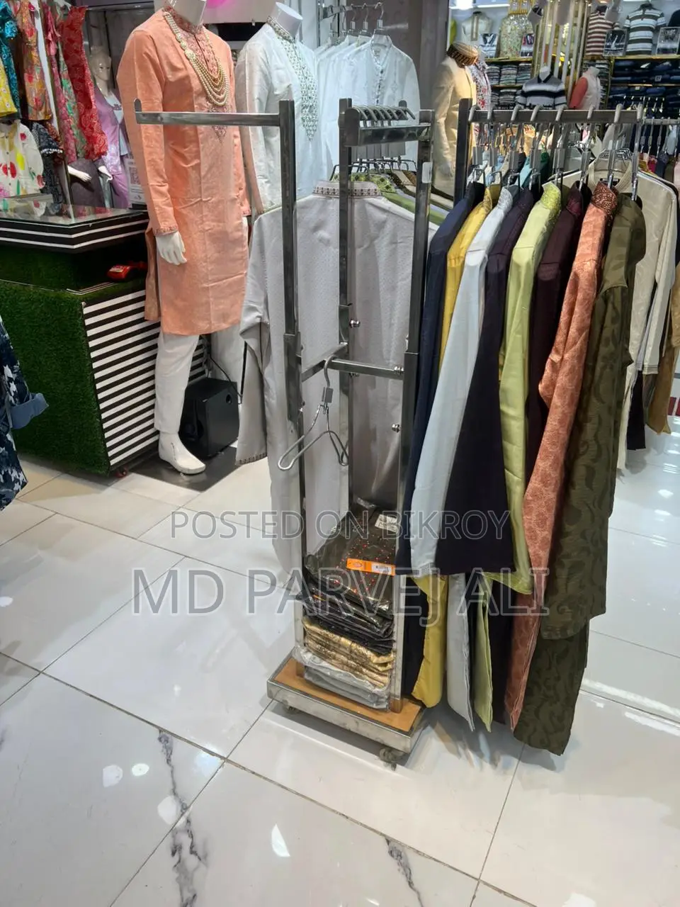 শোরুমের ডিসপ্লে হ্যাঙ্গার