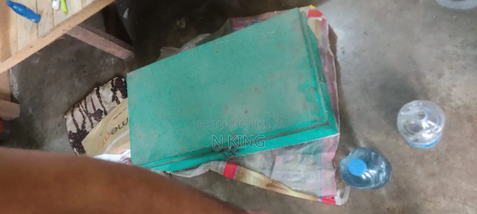 একটি ব্যবহৃত ছোট বাক্স