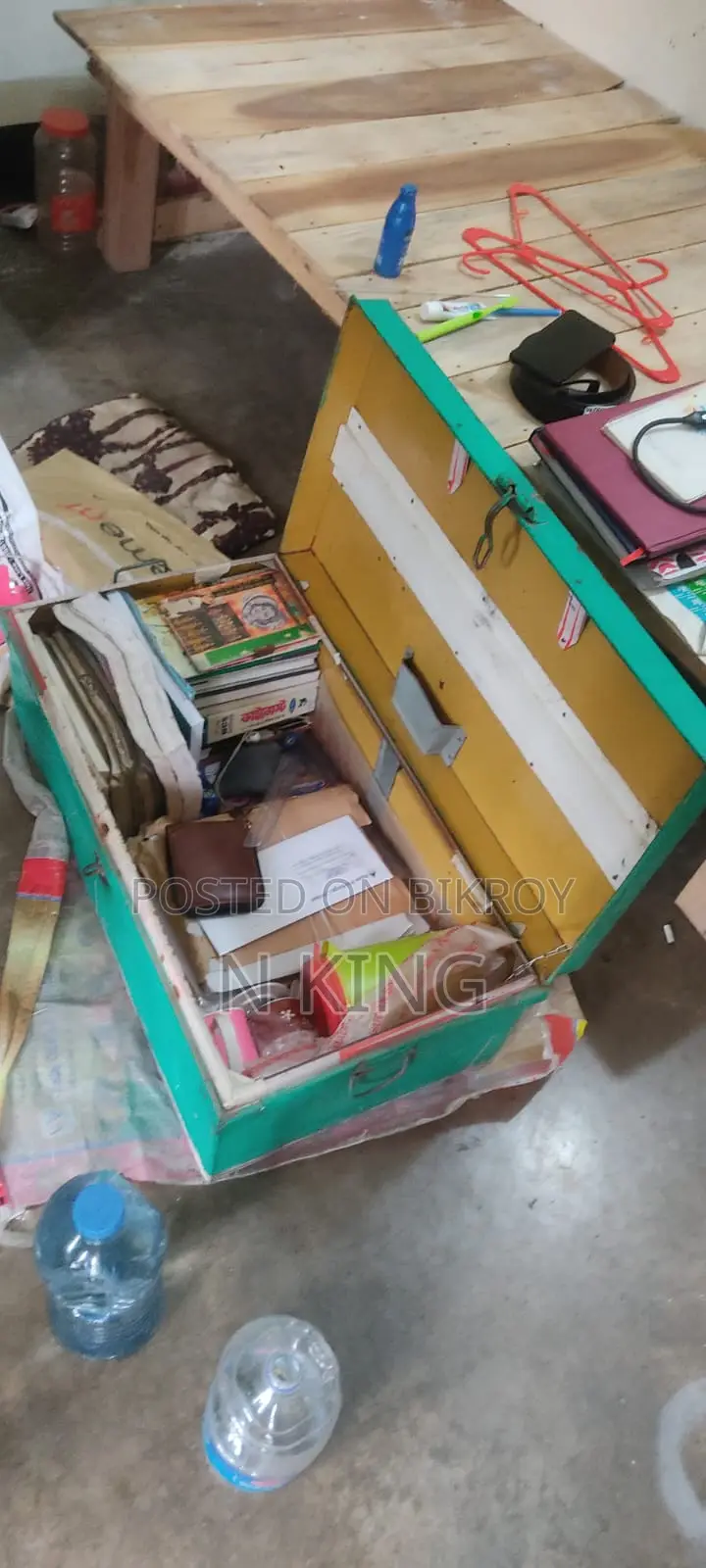 একটি ব্যবহৃত ছোট বাক্স