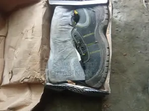 সেফটি সু বা কাজের জুতা