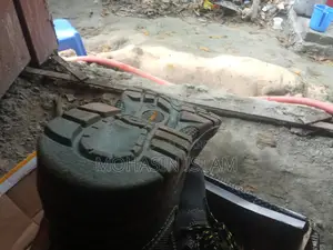 সেফটি সু বা কাজের জুতা