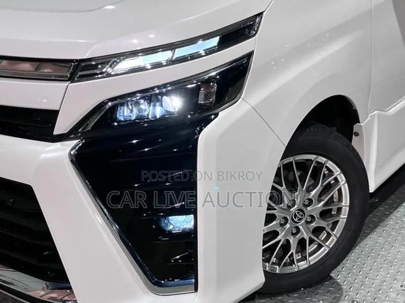 Toyota Voxy Hybrid 2021