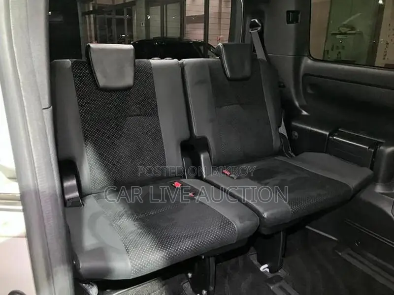 Toyota Voxy Hybrid 2021