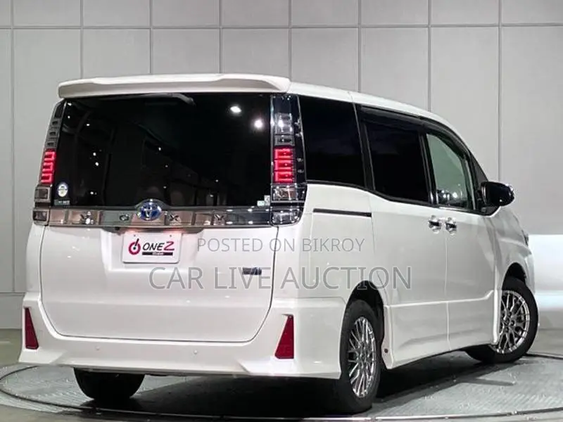 Toyota Voxy Hybrid 2021