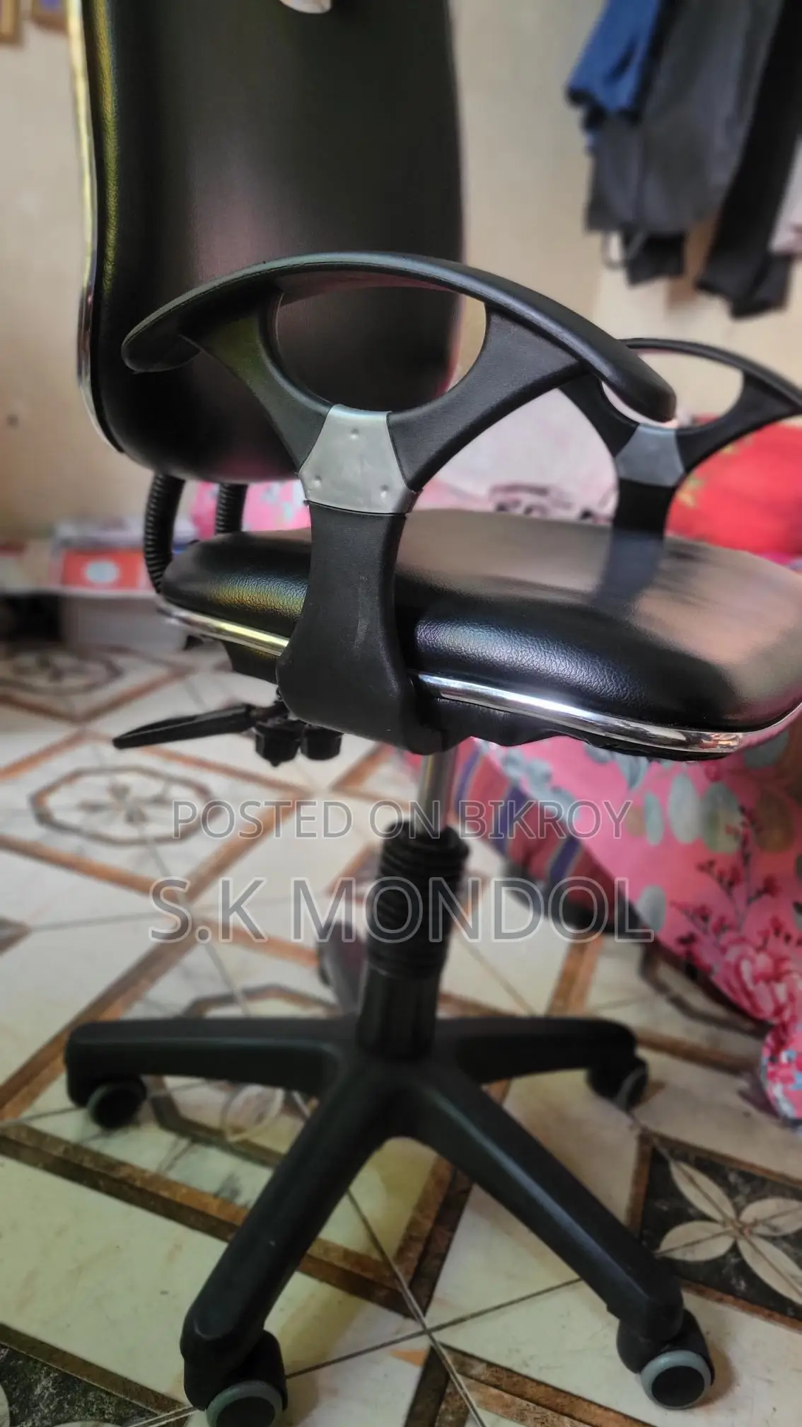 চেয়ার বিক্রি হবে