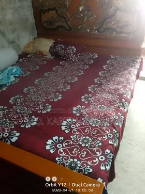 একটি ৬/৭ ফিট খাট।