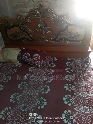 একটি ৬/৭ ফিট খাট।