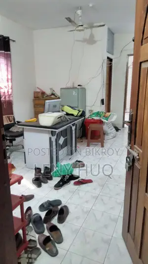 ৯০০ বর্গফুট, ৫ম তলা অ্যাপার্টমেন্ট, শুধু সিঁড়ি, মেট্রো রেল থেকে ১ মিনিট হাঁটা পথ