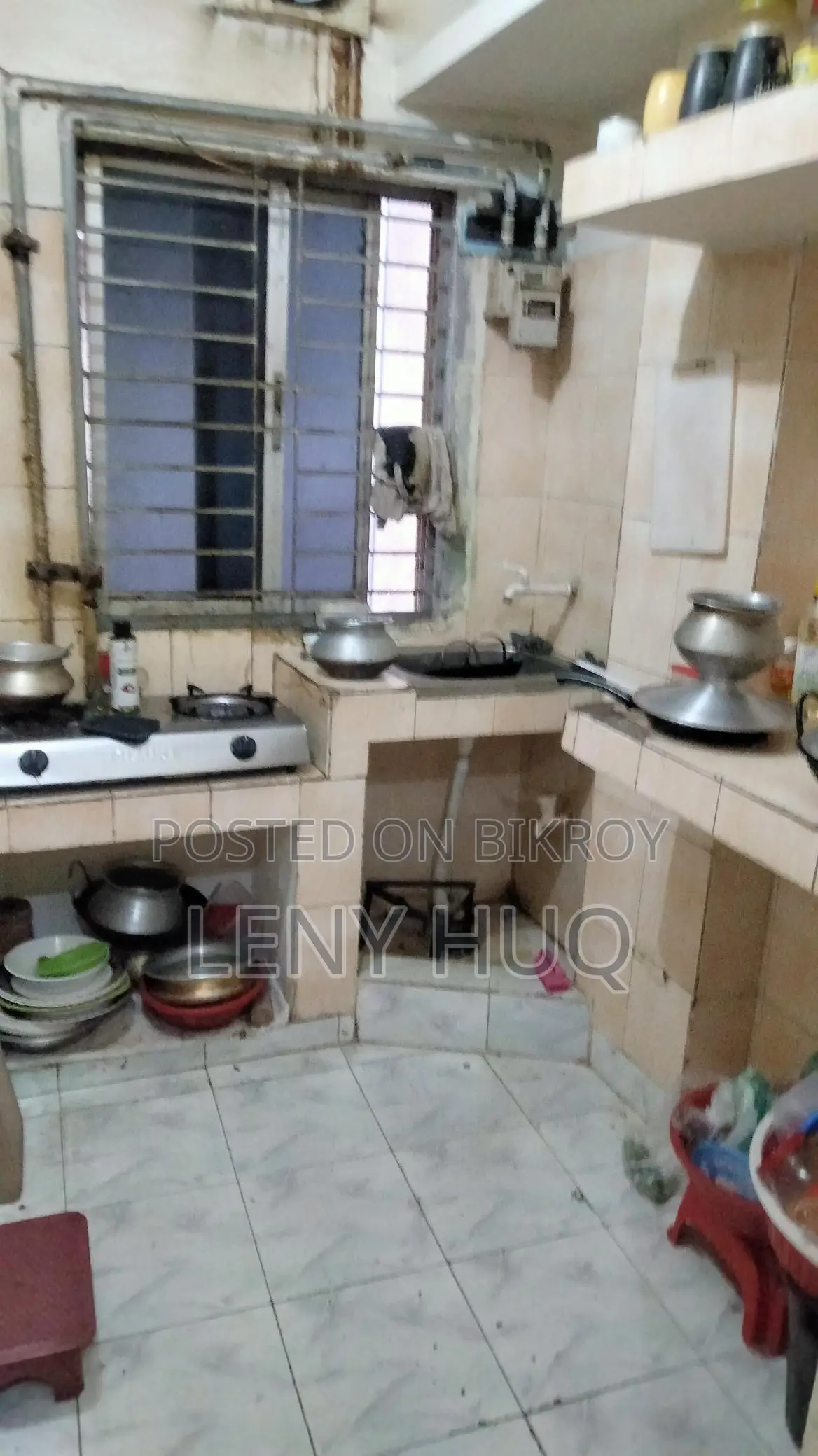 900sqft, 5th Floor Apt, Stairs Only, 1min Walk from Metro Rail