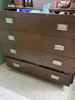 ড্রেসিং টেবিল