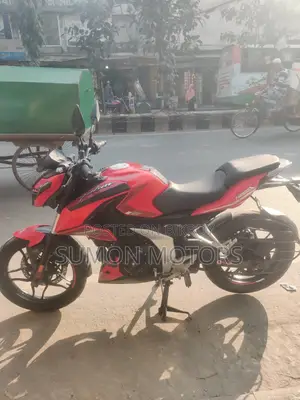 বাজাজ পালসার ২৫০ ২০২৪ লাল