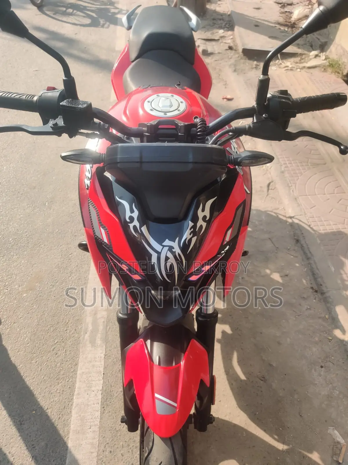 বাজাজ পালসার ২৫০ ২০২৪ লাল