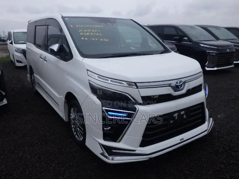 Toyota Voxy zs. trd 2021
