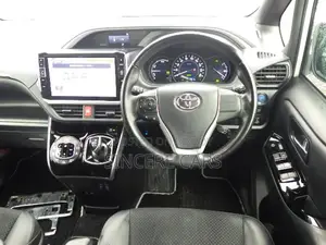 Toyota Voxy zs. trd 2021