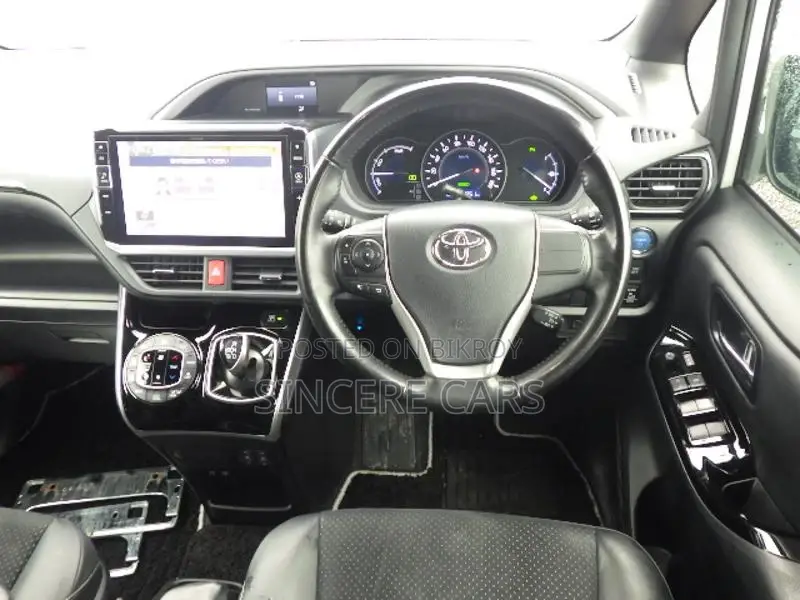 Toyota Voxy zs. trd 2021