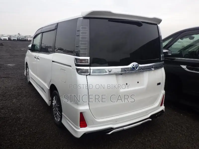 Toyota Voxy zs. trd 2021