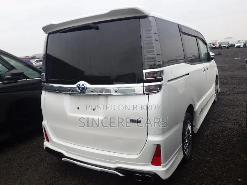 Toyota Voxy zs. trd 2021