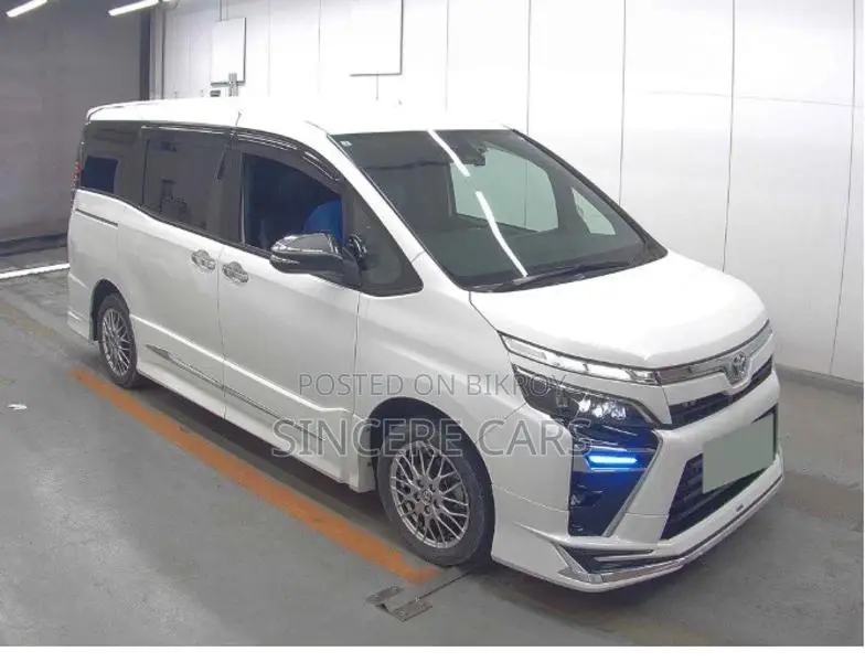 Toyota Voxy zs. trd 2021