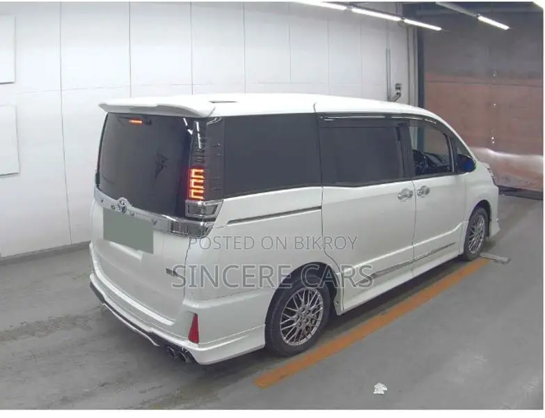 Toyota Voxy zs. trd 2021