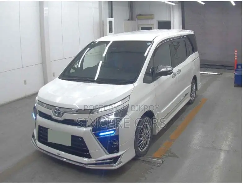 Toyota Voxy zs. trd 2021