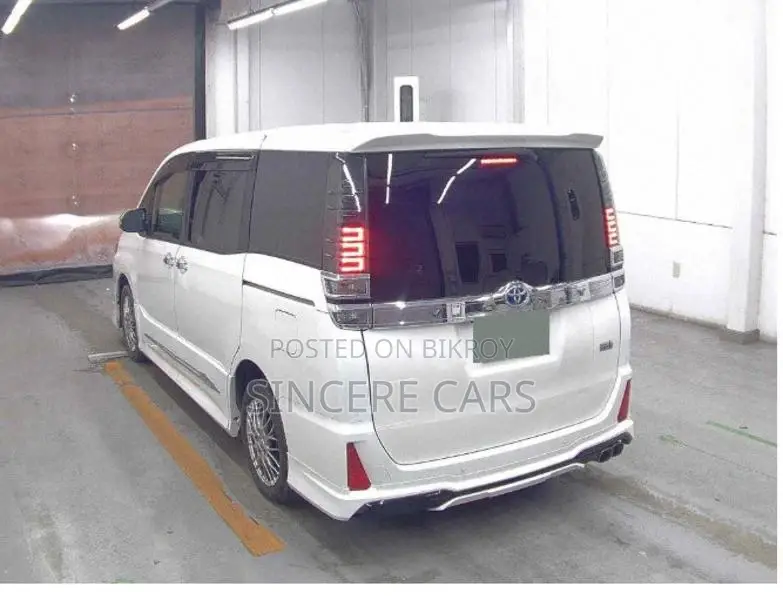 Toyota Voxy zs. trd 2021