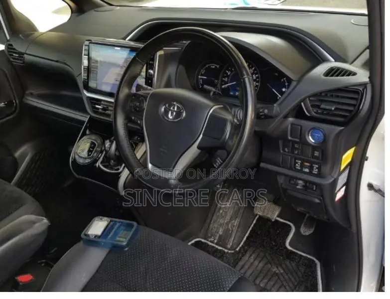 Toyota Voxy zs. trd 2021