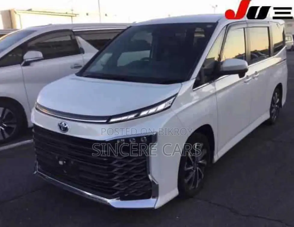 Toyota Voxy SZ HYB WITH LEG REST 2022